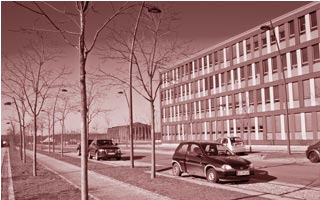 Blick vorbei an der Nanotechnologiefirma Raith GmbH über die Konrad-Adenauer-Allee Richtung PHOENIX Arcaden